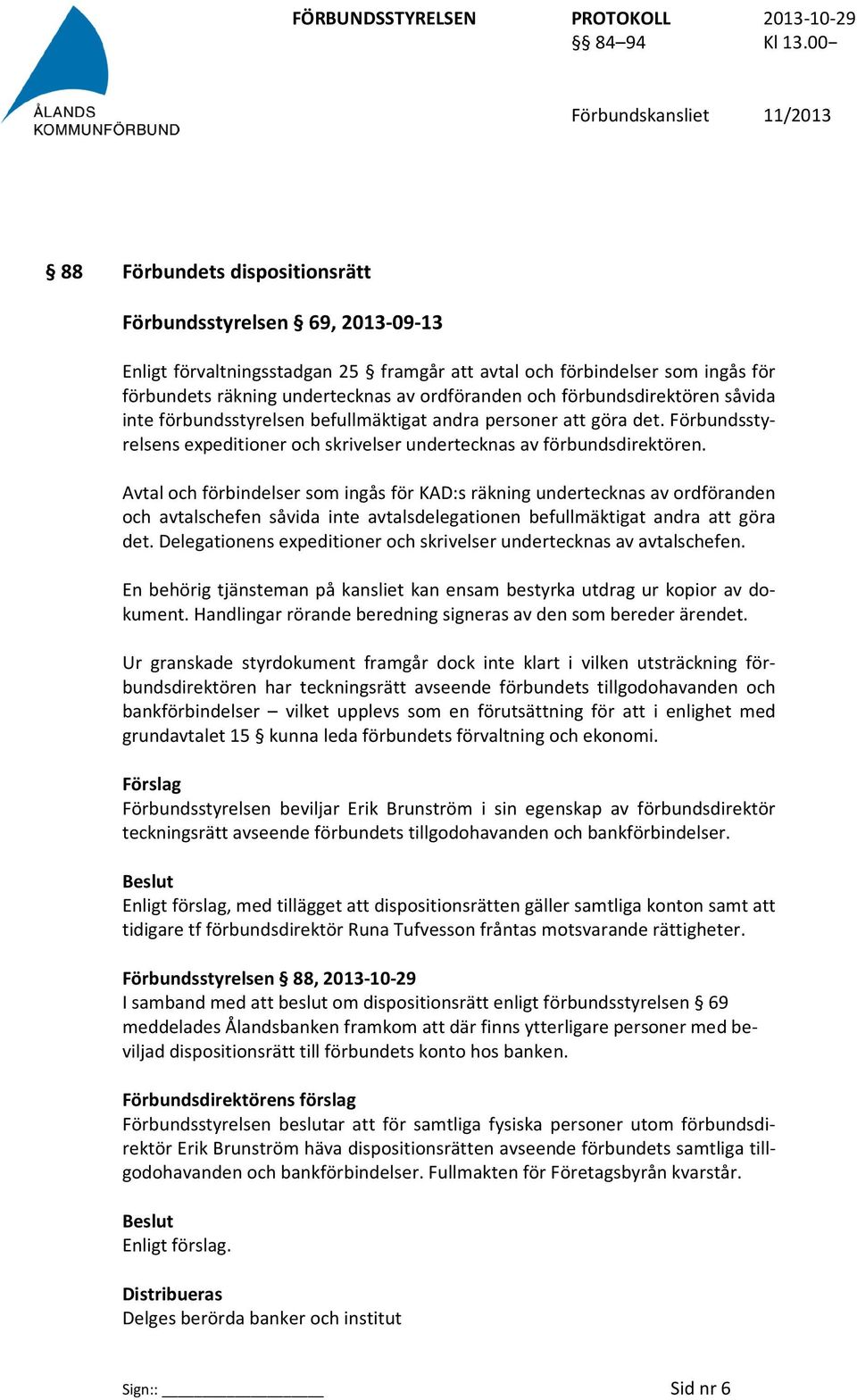Avtal och förbindelser som ingås för KAD:s räkning undertecknas av ordföranden och avtalschefen såvida inte avtalsdelegationen befullmäktigat andra att göra det.