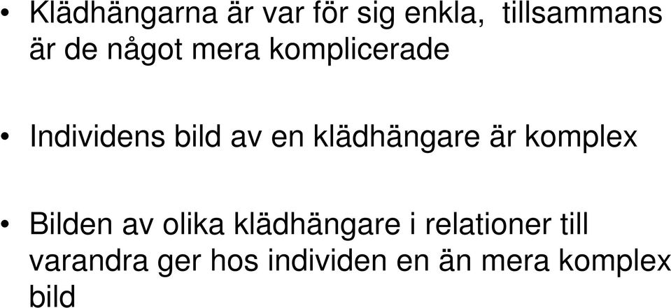 klädhängare är komplex Bilden av olika klädhängare i
