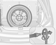184 Bilvård 6. För remmen genom hjulets ekrar på det sätt som visas i bilden. 7. Fäst kroken i lastsäkringsöglan på vänster sida. 8. Dra åt remmen och lås den med sitt spänne. 9.