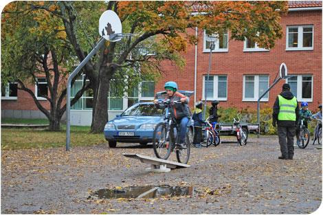 Umecyklisten (åk 4) Lektion om trafiksäkerhet, trafikregler och samspel i trafiken Genomgång av cyklar och hjälmar