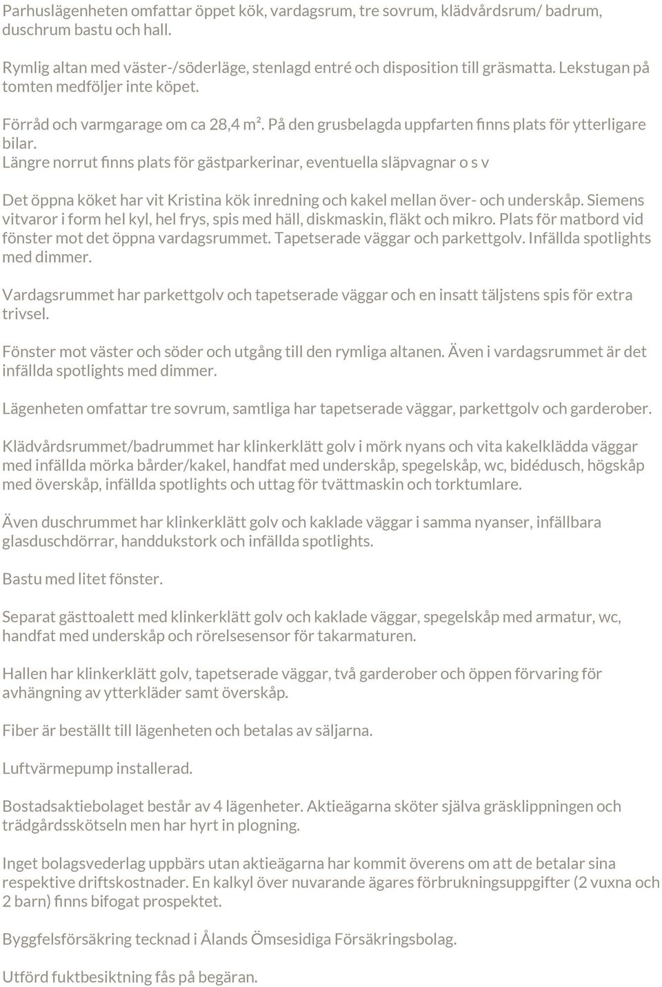 Längre norrut finns plats för gästparkerinar, eventuella släpvagnar o s v Det öppna köket har vit Kristina kök inredning och kakel mellan över- och underskåp.