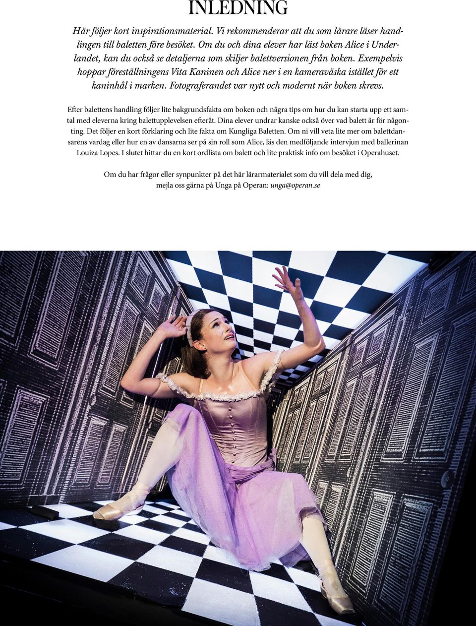 Exempelvis hoppar föreställningens Vita Kaninen och Alice ner i en kameraväska istället för ett kaninhål i marken. Fotograferandet var nytt och modernt när boken skrevs.