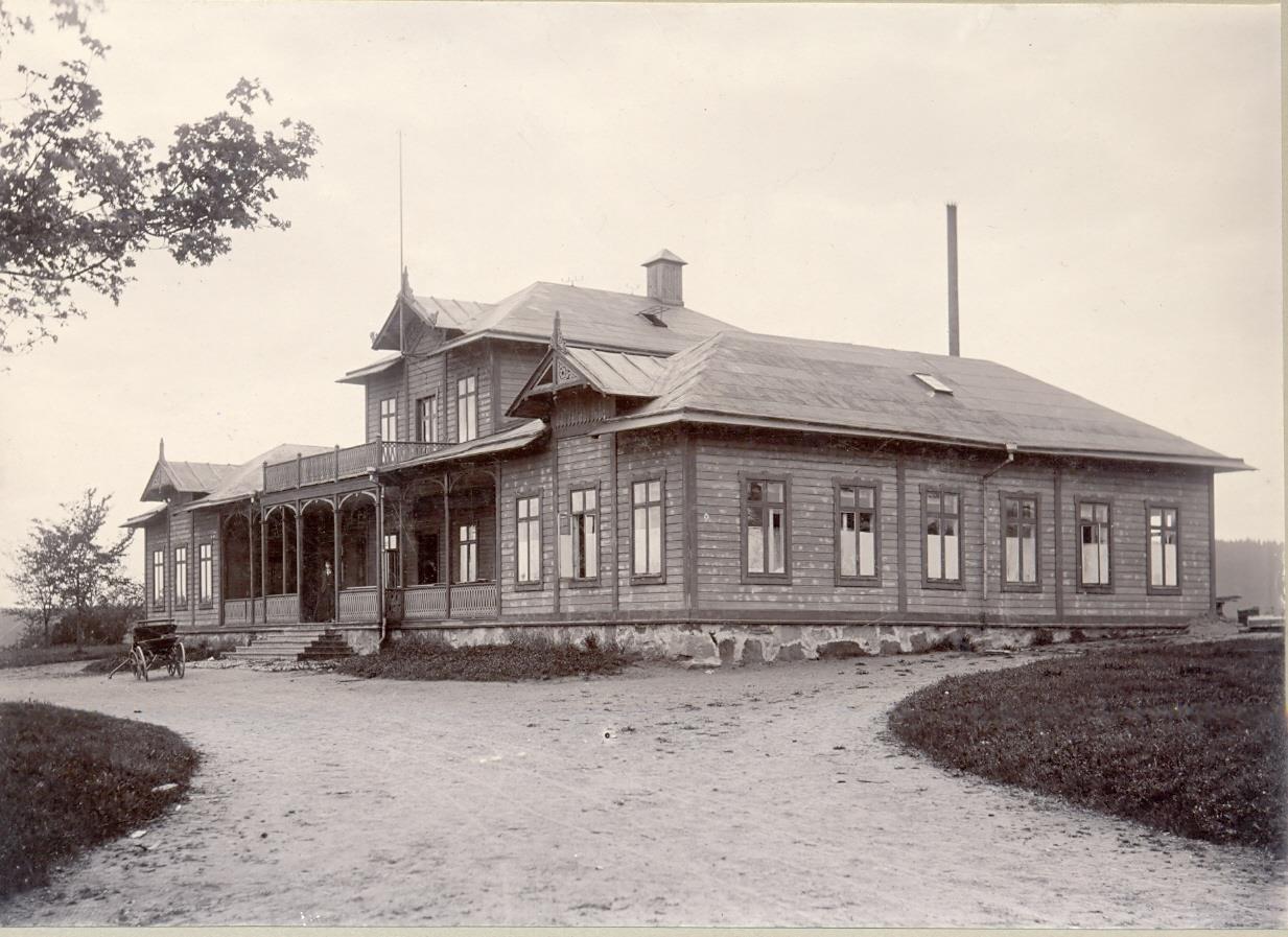 8 År 1884 uppläts mark i Stureparken till en vattenkuranstalt tillhörande Sommarsanatoriet. Invigningen var 1886. Arkitekturen var storslagen och byggnaden liknade badhuset vid Medevi Brunn.