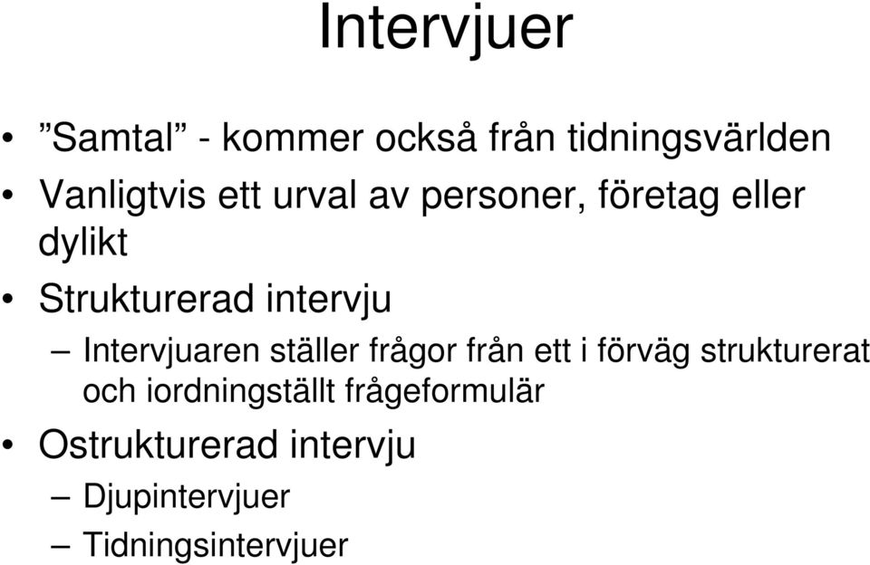 Intervjuaren ställer frågor från ett i förväg strukturerat och