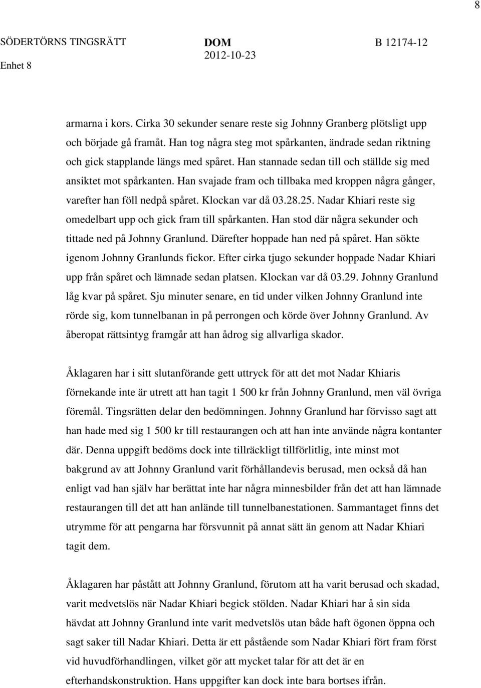 Han svajade fram och tillbaka med kroppen några gånger, varefter han föll nedpå spåret. Klockan var då 03.28.25. Nadar Khiari reste sig omedelbart upp och gick fram till spårkanten.