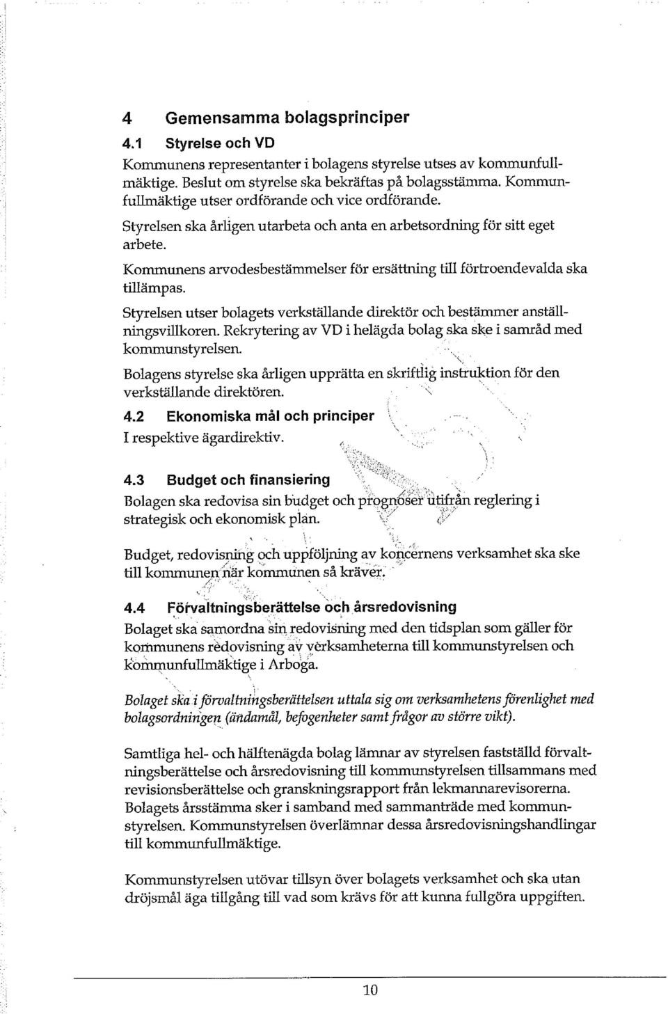 Kommunens arvodesbestämmelser för ersättning till förtroendevalda ska tillämpas. Styrelsen utser bolagets verkställande direktör och bestämmer anställningsvillkoren.