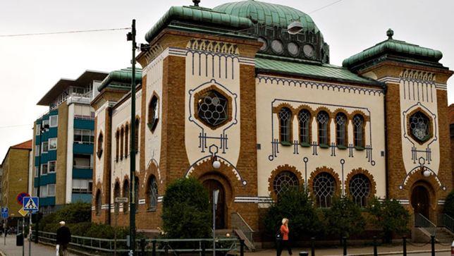 Synagogan Judarna började bygga synagogor för att ha någonstans att samlas och fira gudstjänst. Synagogan är också en plats där man kan studera eller bara träffas och ha det trevligt.