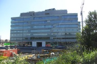 Här utför vi: * * Byggstart september 2011 Huvudentrén mot Evenemangsgatan, den nya huvudgatan i Arenastaden, är bra annonserad, och väl inne i byggnaden möts man av ett högt och generöst entrérum.