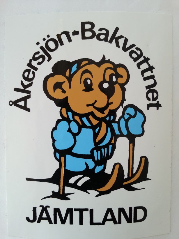 FJÄLLNYTT NOVEMBER 2015 - JANUARI 2016 Är det nån som minns den här? Troligen är detta är bygdens första gemensamma mascot för turismen i Åkersjön och Bakvattnet.