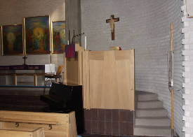 Inträde sker på kyrkans norra sida, genom ett glasat dörrparti. Förhallen har ett golv av polerade skifferplattor och grå östgötakalksten, lagda i mönster.