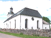 Interiör Kyrkorummet fick sitt tunnvalv i samband med ombyggnaden på 1770-talet. Valvet är något spetsbågigt och indelas i travéer genom breda gördelbågar spända mellan långväggarnas pelare.