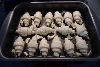 Recept - Sesamrullar bullen. Den andra bullen skall delas i ytterligare sex mindre bullar. Kavla ut varje liten bulle till en cirkel.