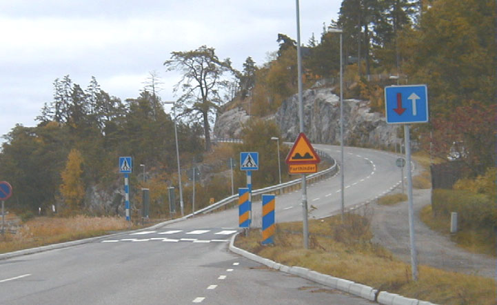 Upphöjd gångpassage Vid viktiga gångpassager som används av många gående eller är viktiga vägar för barn, äldre och funktionshindrade, bör det vara en upphöjning som ger låga fordonshastigheter.