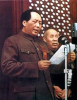 Maos bondekommunism skar sig med Sovjetunionens ideologi vilket resulterade i att de Moskvatrogna bröt med Mao. Samtidigt fortsatte Chiang Kai shek inbördeskriget mot det kommunistiska partiet.