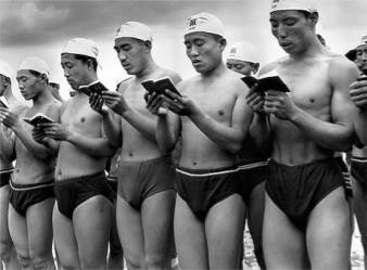 Trots att Mao kanske inte var den som startade kulturevolutionen så insåg han att utnyttja revolutionen för att åter gripa makten i Kina.