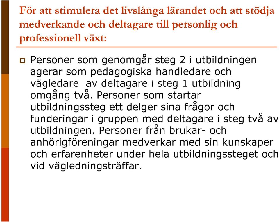 Personer som startar utbildningssteg ett delger sina frågor och funderingar i gruppen med deltagare i steg två av utbildningen.
