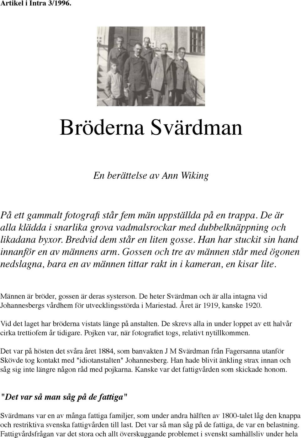 Gossen och tre av männen står med ögonen nedslagna, bara en av männen tittar rakt in i kameran, en kisar lite. Männen är bröder, gossen är deras systerson.