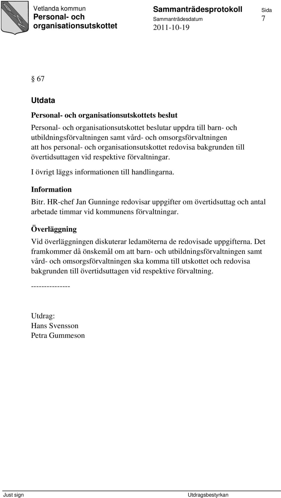 HR-chef Jan Gunninge redovisar uppgifter om övertidsuttag och antal arbetade timmar vid kommunens förvaltningar.