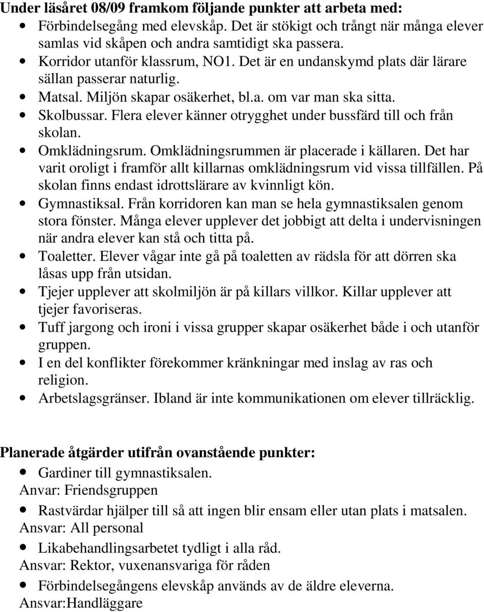 Flera elever känner otrygghet under bussfärd till och från skolan. Omklädningsrum. Omklädningsrummen är placerade i källaren.