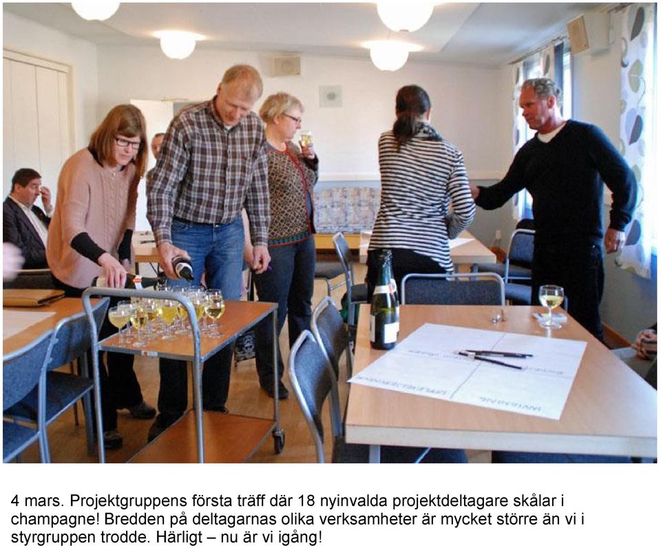 projektdeltagare skålar i champagne!