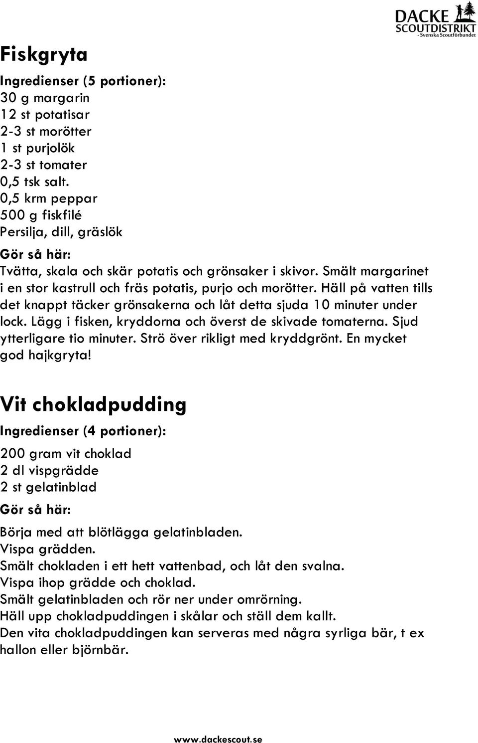 Häll på vatten tills det knappt täcker grönsakerna och låt detta sjuda 10 minuter under lock. Lägg i fisken, kryddorna och överst de skivade tomaterna. Sjud ytterligare tio minuter.