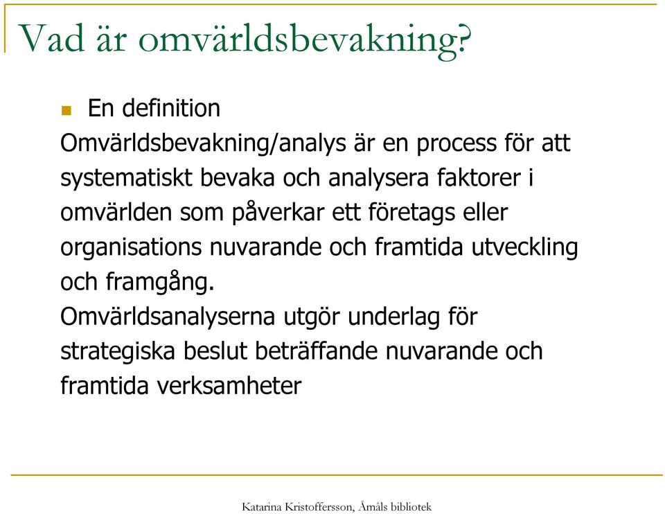 analysera faktorer i omvärlden som påverkar ett företags eller organisations