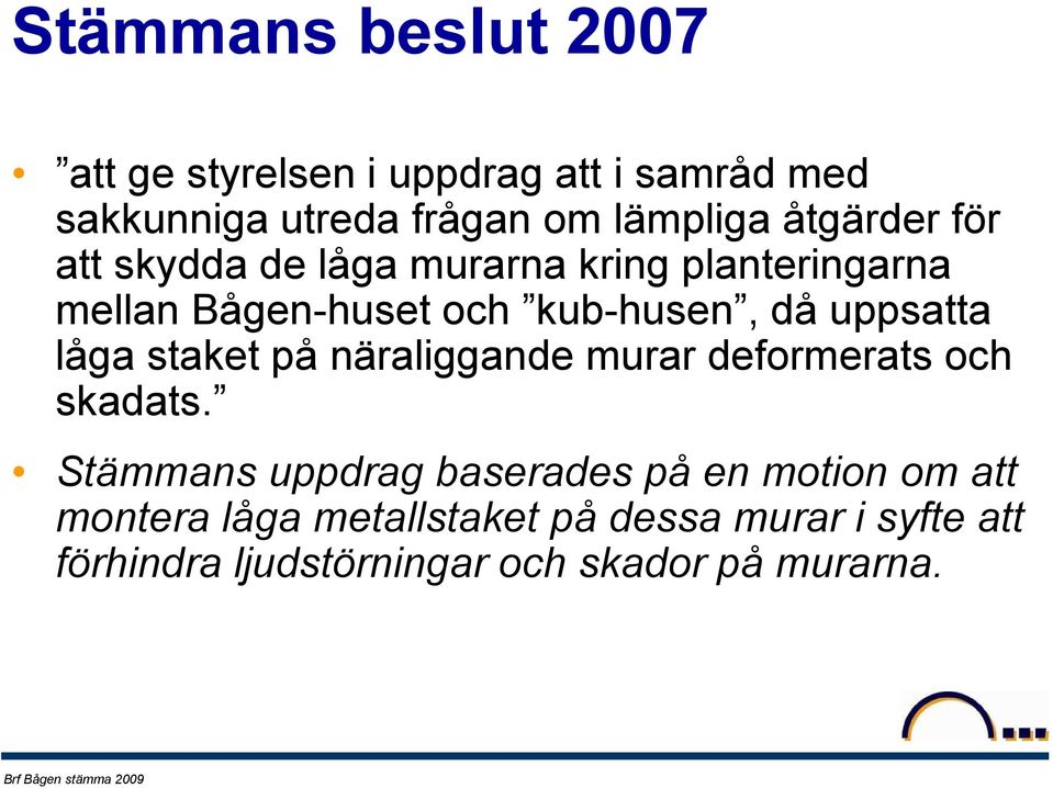 uppsatta låga staket på näraliggande murar deformerats och skadats.