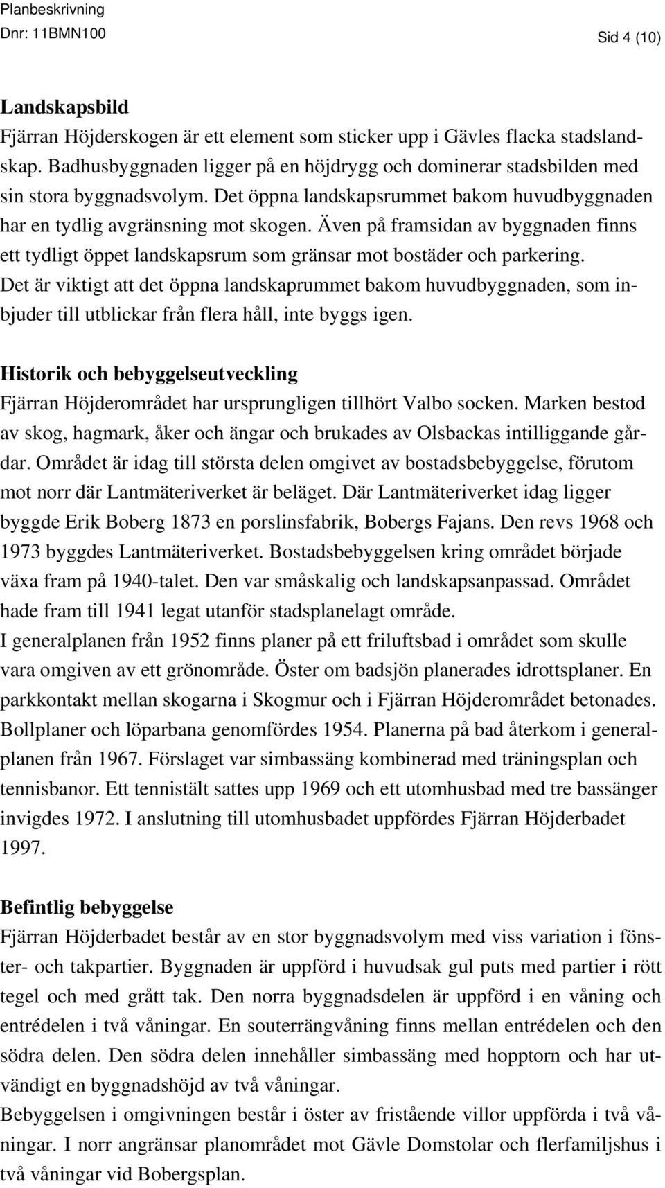 Även på framsidan av byggnaden finns ett tydligt öppet landskapsrum som gränsar mot bostäder och parkering.