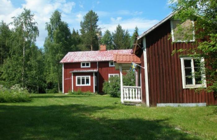 Tänk dig då ett helt hus i så fall, som dessutom innehåller ett flertal gamla möbler och i loge/ladugård finns det gamla jordbruksredskap från en svunnen tid. Husen, det är flera de flesta i timmar.