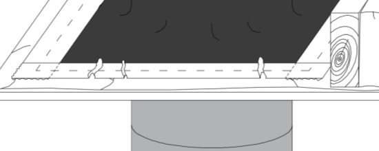 7. Fortsätt med nästa tejpremsa och tejpa denna längs nästa kant på EPDM-duken. Även här ska tejpen fästas ett par centimeter utanför dukens hörn och centreras över skarven mellan duk och ångspärr.