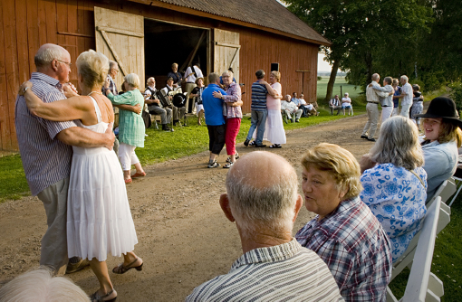 BILLINGSBYGDEN nätupplaga nr 1/2 2014 Dans bort i vägen... i Vallby Sörgården. Fotot har vi lånat av Föreningen Vallby Sörgården. Trevlig hembygdssommar 2014!