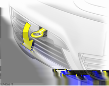Underhåll av bilen 189 Lägg kablarna så att de inte kan komma i beröring med roterande delar i motorrummet. Starta motorn: 1. Starta motorn på den bil som ska ge ström. 2.