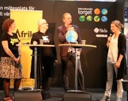 Afrikagruppernas Solidaritetspris under Bok- och biblioteksmässan. Priset gick 2015 till Blank Spot Project. Nike var i Göteborg och deltog i uppvaktandet av Emmaus Björkå när de fyllde 50 år.
