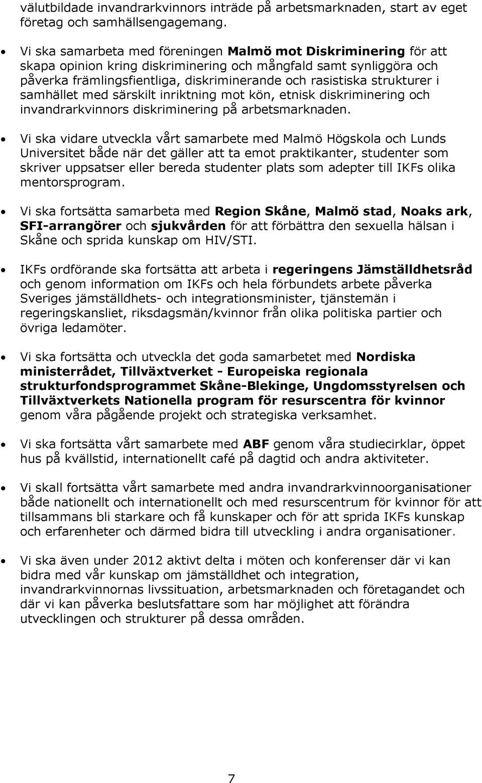 strukturer i samhället med särskilt inriktning mot kön, etnisk diskriminering och invandrarkvinnors diskriminering på arbetsmarknaden.