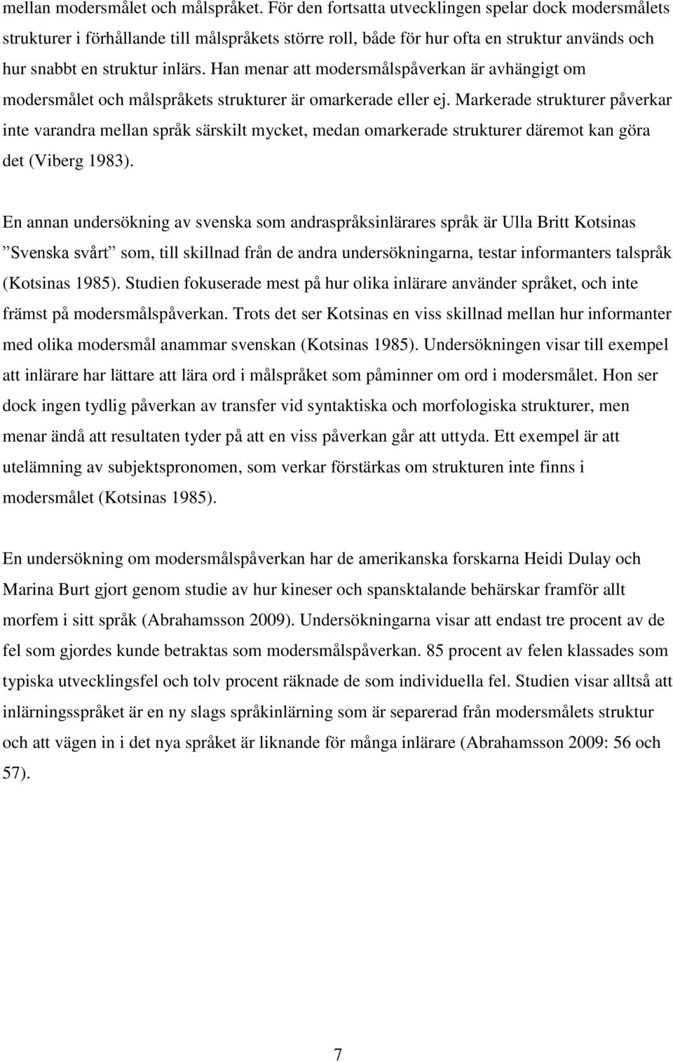 Han menar att modersmålspåverkan är avhängigt om modersmålet och målspråkets strukturer är omarkerade eller ej.