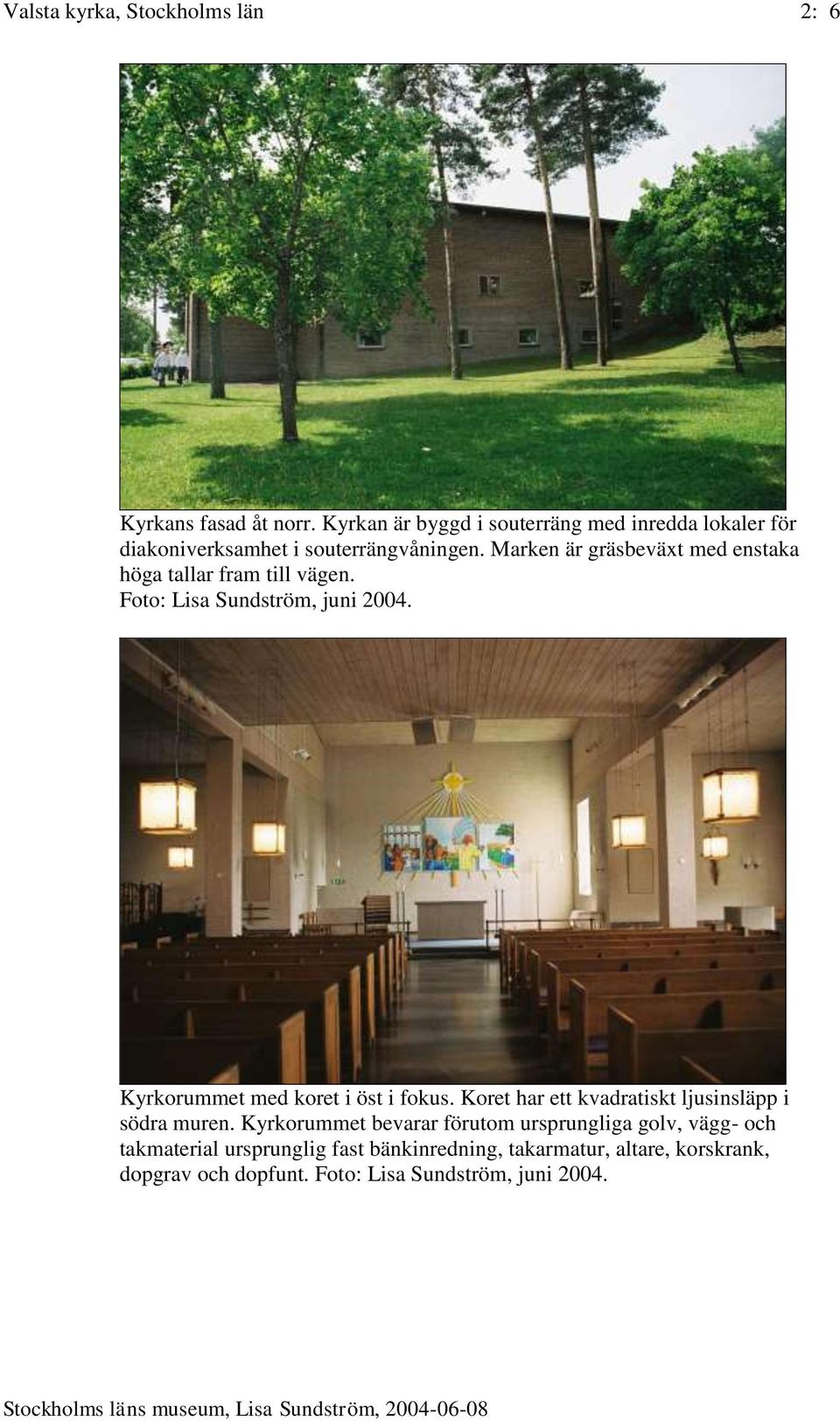 Marken är gräsbeväxt med enstaka höga tallar fram till vägen. Kyrkorummet med koret i öst i fokus.