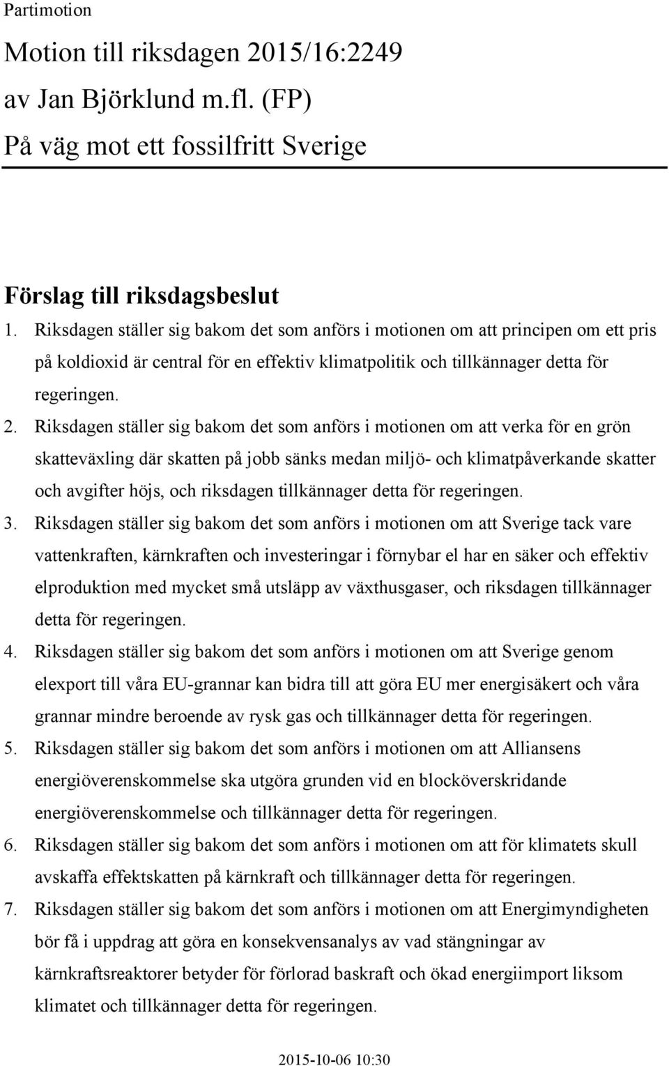 Riksdagen ställer sig bakom det som anförs i motionen om att verka för en grön skatteväxling där skatten på jobb sänks medan miljö- och klimatpåverkande skatter och avgifter höjs, och riksdagen