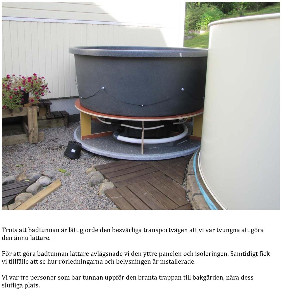 För att göra badtunnan lättare avlägsnade vi den yttre panelen och isoleringen.