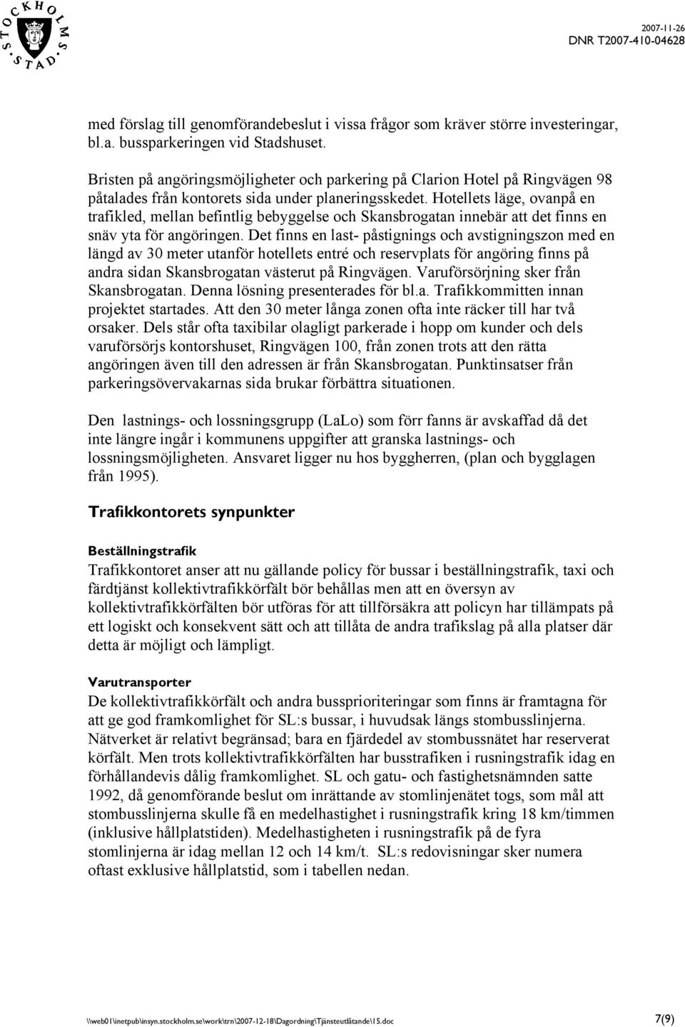 Hotellets läge, ovanpå en trafikled, mellan befintlig bebyggelse och Skansbrogatan innebär att det finns en snäv yta för angöringen.