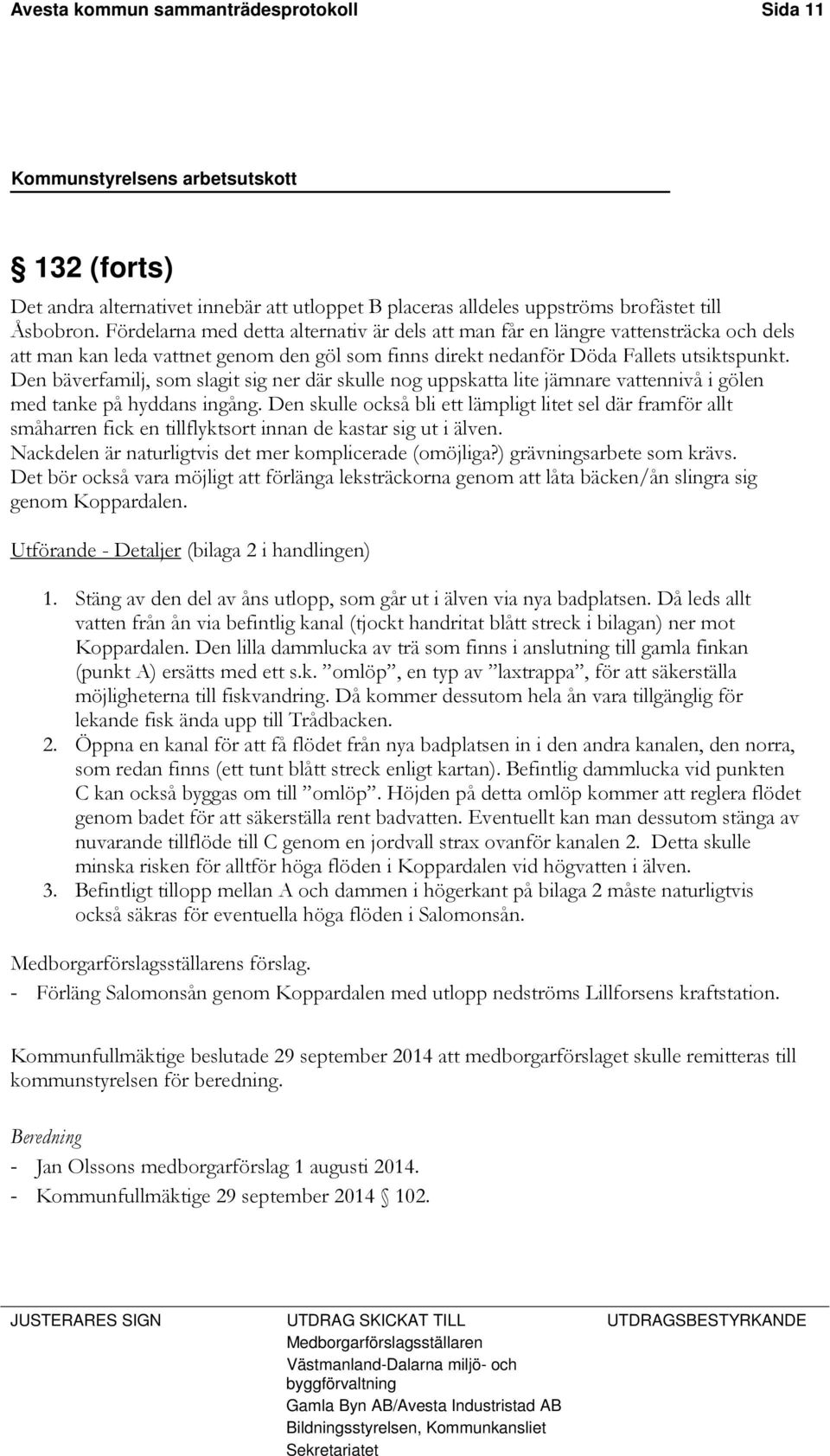 Den bäverfamilj, som slagit sig ner där skulle nog uppskatta lite jämnare vattennivå i gölen med tanke på hyddans ingång.