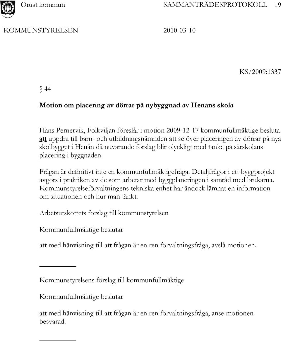 Frågan är definitivt inte en kommunfullmäktigefråga. Detaljfrågor i ett byggprojekt avgörs i praktiken av de som arbetar med byggplaneringen i samråd med brukarna.