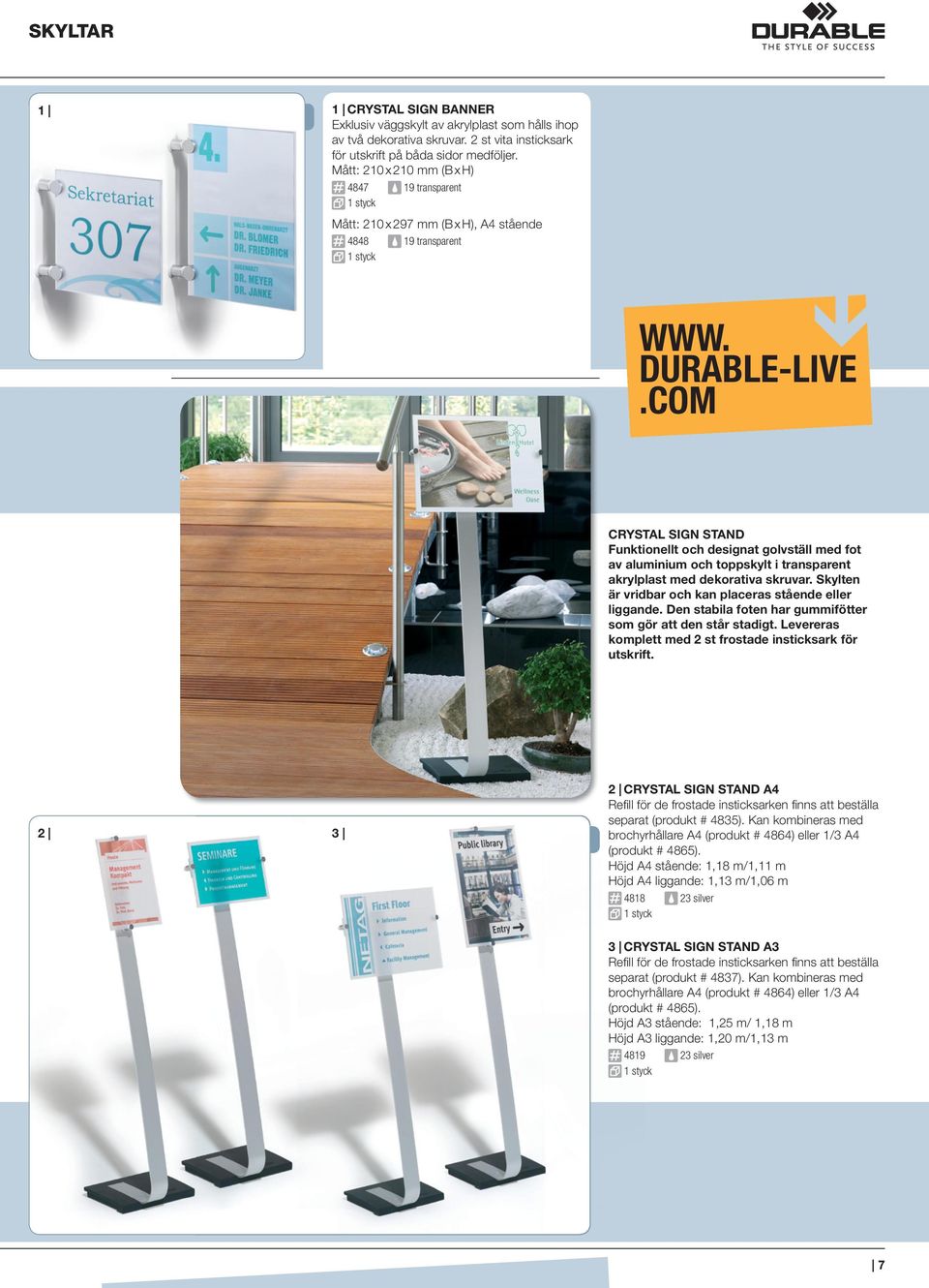 COM CRYSTAL SIGN STAND Funktionellt och designat golvställ med fot av aluminium och toppskylt i transparent akrylplast med dekorativa skruvar.