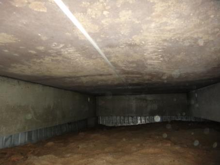 - Kondens på betongbalkar, rasskydd och trossbotten i ytterväggshörn, främst i hörn mot norr. - Spår av utifrån inrunnet vatten finns på marken i hörn mot norr under sovrum.