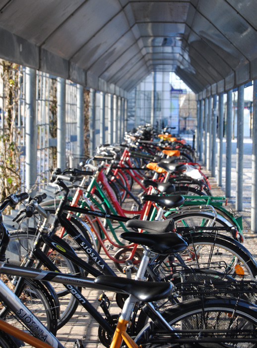 Flerbostadshus För att förenkla för fler att använda cykel ska det finnas god tillgång till väl utformade cykelparkeringar för boende och besökare som ska fördelas mellan lättillgänglig