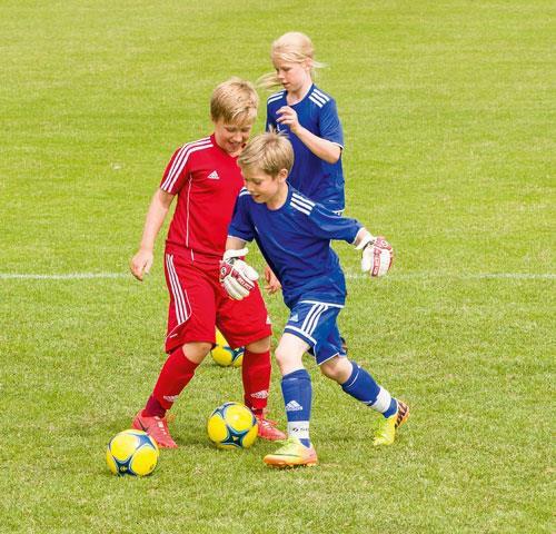 31 TRÄNINGSPROGRAM 6-9 ÅR FÄRDIGHETSÖVNING 3 VAD? Anfallsspel. Speluppbyggnad utmana, finta och dribbla. VARFÖR? Passera en motspelare med bollen under kontroll. HUR?