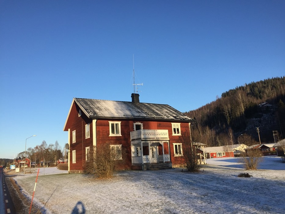 Fastigheten Torsby Lillbergsgården 1:43 Lillbergsvägen 2, 680 60 Sysslebäck. Belägen i Torsby kommun, Övre Älvdal församling. Skattesats 35,45. Storlek Tomt Planlösning Boarea 135 m².