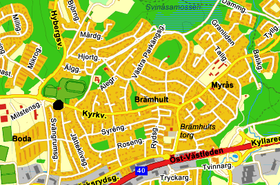 Kyrkvägen 24-26. På Kyrkvägen avsmalnas vägen på två ställen.