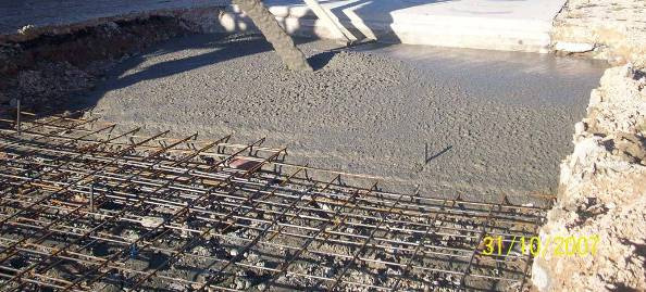 Stängernas övre ända skall vara 0,23 meter under den omgivande