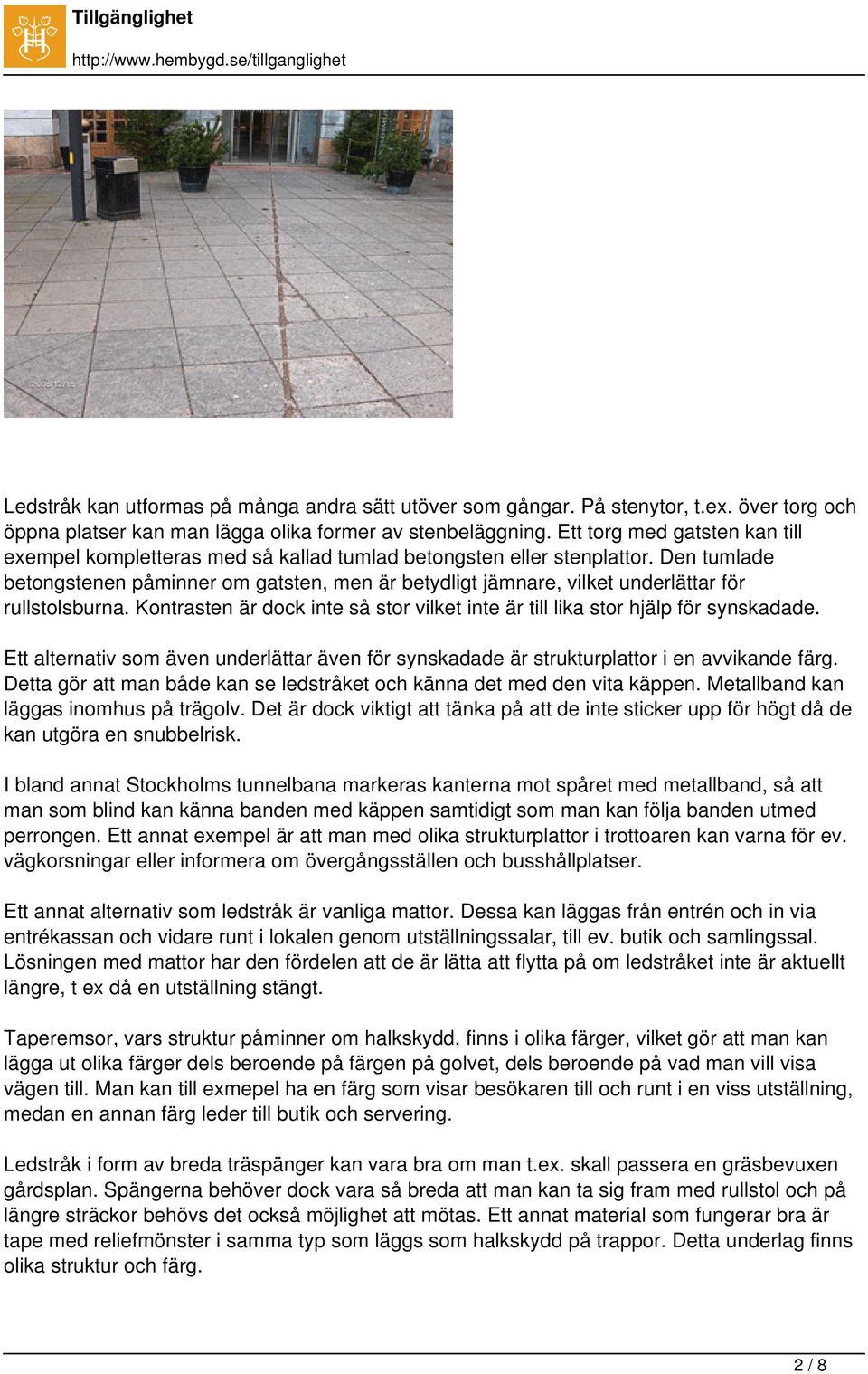 Den tumlade betongstenen påminner om gatsten, men är betydligt jämnare, vilket underlättar för rullstolsburna. Kontrasten är dock inte så stor vilket inte är till lika stor hjälp för synskadade.