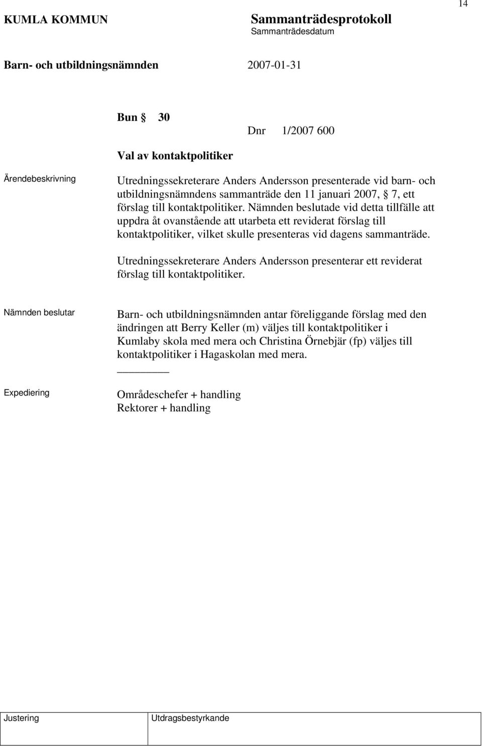 Utredningssekreterare Anders Andersson presenterar ett reviderat förslag till kontaktpolitiker.